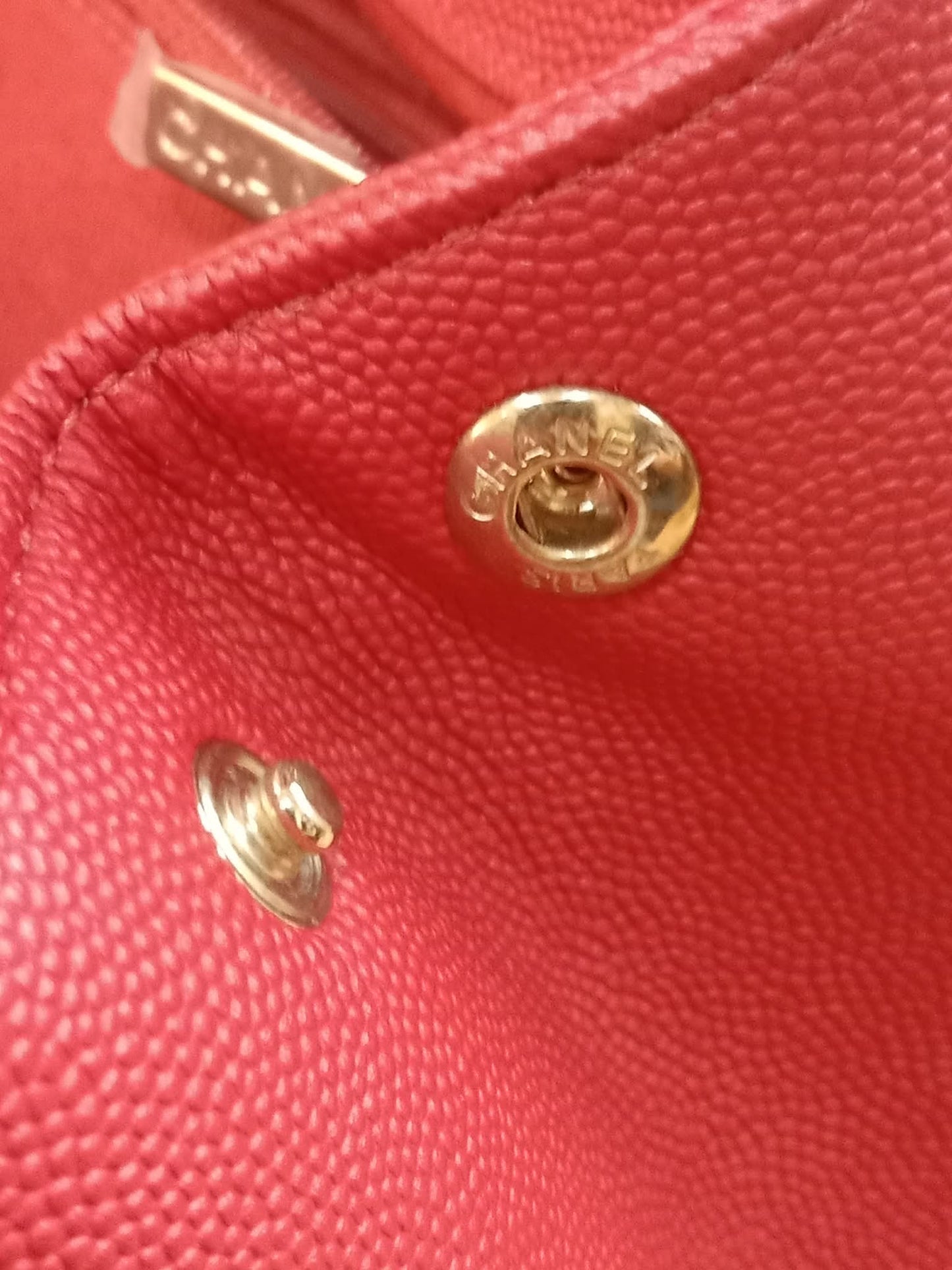 Chanel Business Affinity Red Medium Series 28