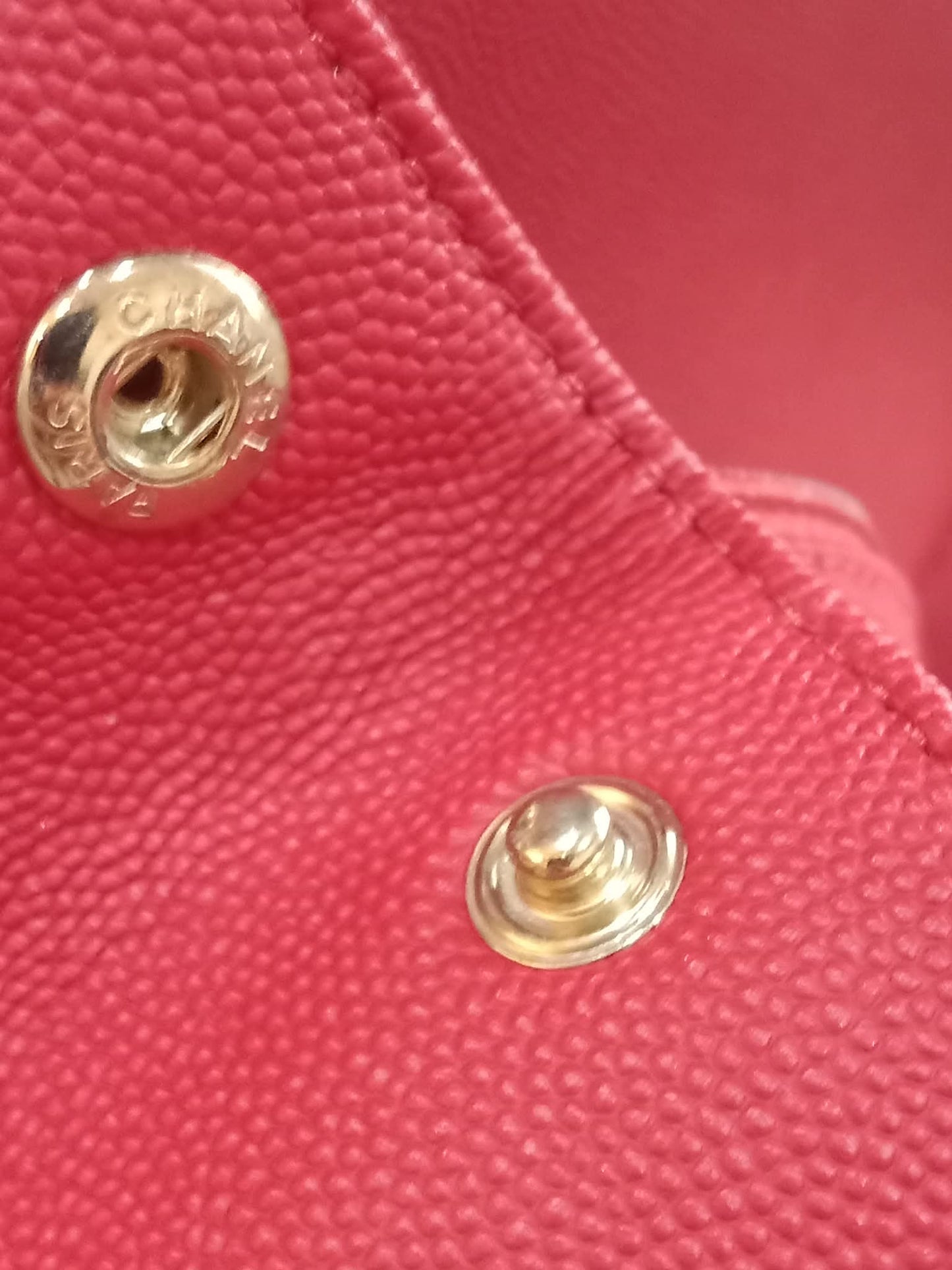 Chanel Business Affinity Red Medium Series 28
