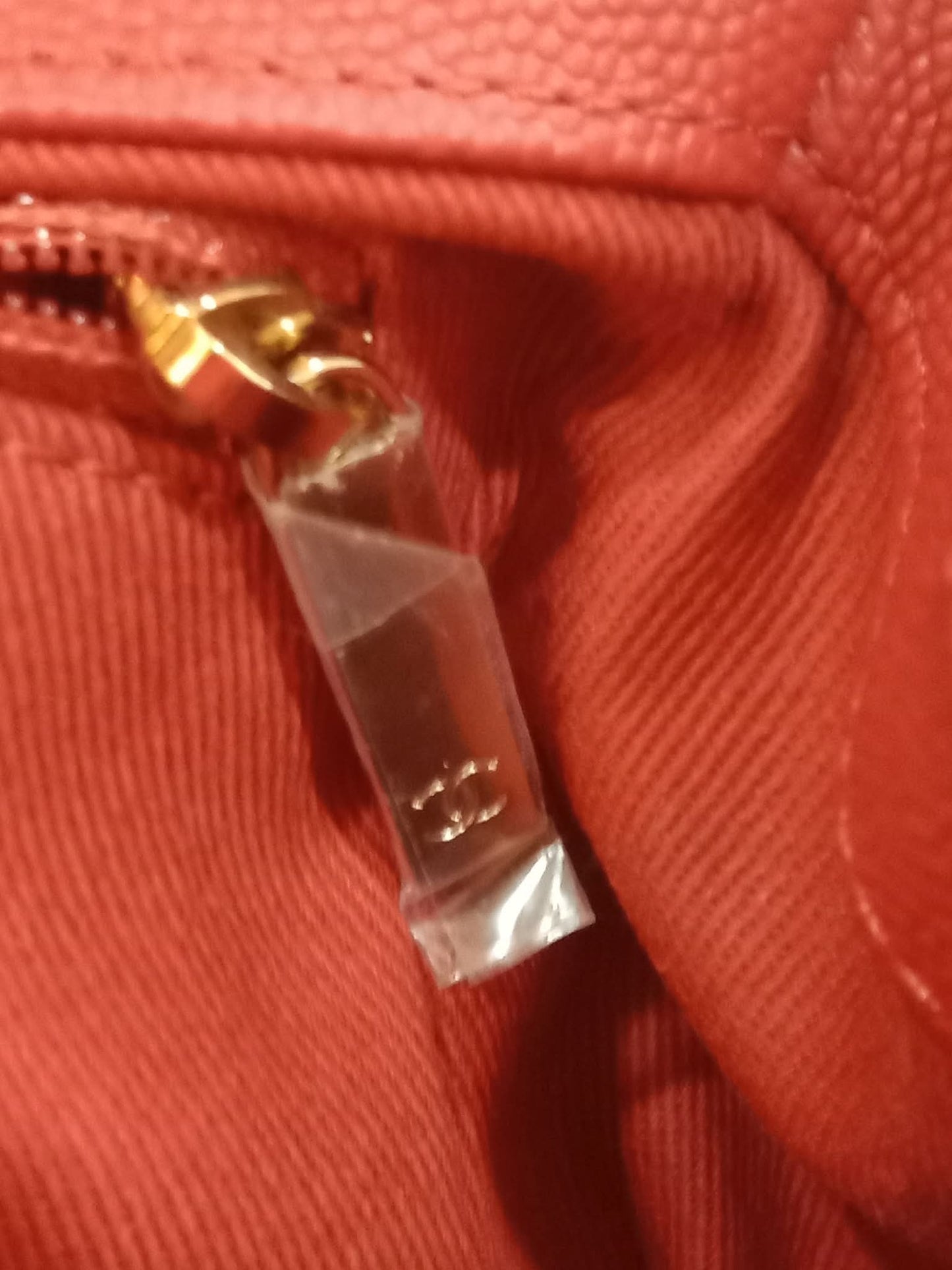 Chanel Business Affinity Red Medium Series 28